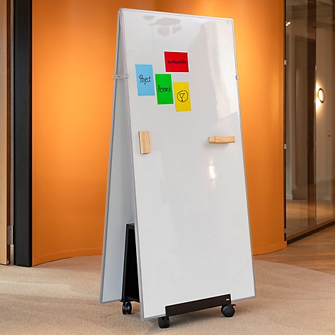 Mobiles Whiteboard auf Rollen mit bunten Haftnotizen in einem modern eingerichteten Büro.