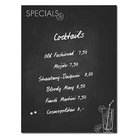 Schwarze Tafel mit weißen Schriftzug "Specials" und Cocktail-Menü: Old Fashioned, Mojito, Erdbeer-Daiquiri, Bloody Mary, French Martini und Cosmopolitan.