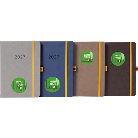Vier Notizbücher in verschiedenen Farben: Grau, Blau, Braun und Dunkelbraun. Auf jedem Buch ist das Jahr 2027 abgebildet und ein grüner Aufkleber mit Logo.