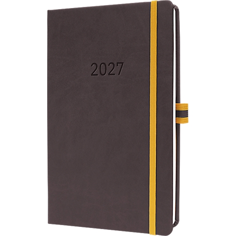 Braunes Notizbuch mit Jahreszahl 2027 und gelbem Gummiband.