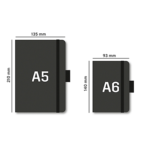Zwei schwarze Notizbücher (A5 und A6) mit Gummiband und Größenangaben (mm).