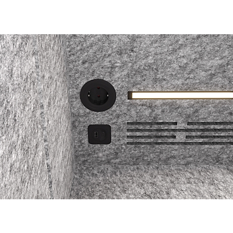 Detailopname van een grijze muur met een zwart stopcontact, USB-poort, lichtstrip en sleufpatroon.