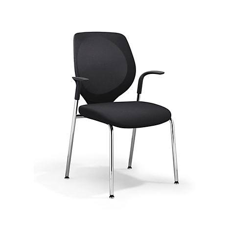 Silla de oficina negra con reposabrazos y estructura cromada sobre fondo blanco.