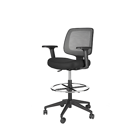 Silla de oficina negra con ruedas y reposapiés. Respaldo y asiento son negros. Apoyabrazos adjuntos.