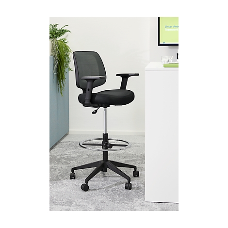 Silla de oficina negra con respaldo de malla, reposabrazos y reposapiés, sobre ruedas.