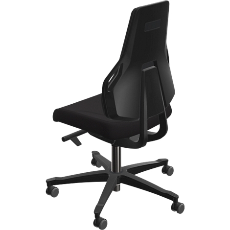 Silla de oficina negra, de forma ergonómica, con ruedas.