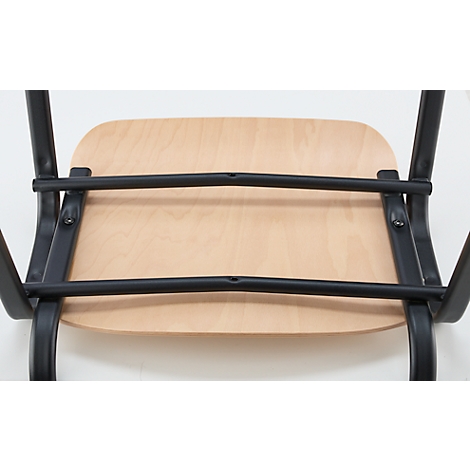 Silla fotografiada desde abajo. Asiento de madera y barras de metal negro.