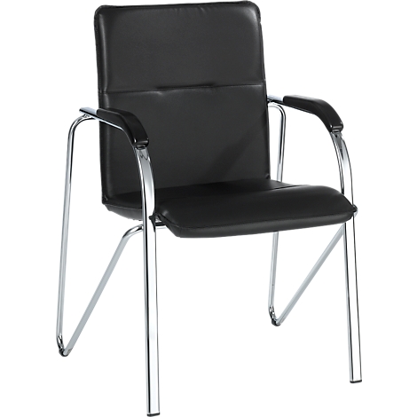 Silla de oficina negra con reposabrazos y estructura cromada.