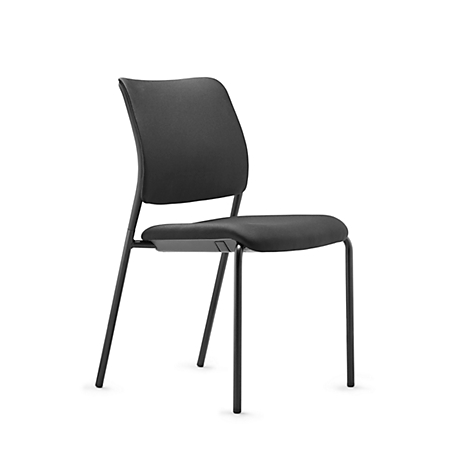 Silla negra con respaldo y cuatro patas, sobre fondo blanco.