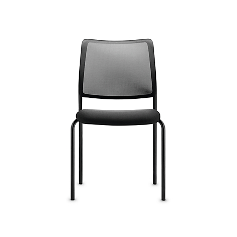 Silla de oficina negra con respaldo de malla y estructura metálica. La silla está representada sobre un fondo blanco.