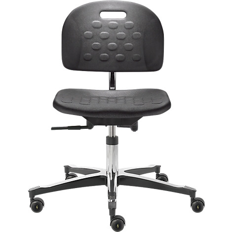 Silla de oficina negra con respaldo y ruedas. El asiento está moldeado y el respaldo tiene un hueco.