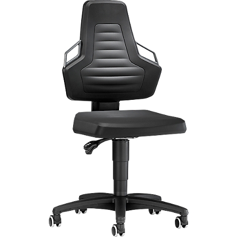 Silla de oficina negra, de forma ergonómica. Respaldo alto, reposabrazos y pies con ruedas.