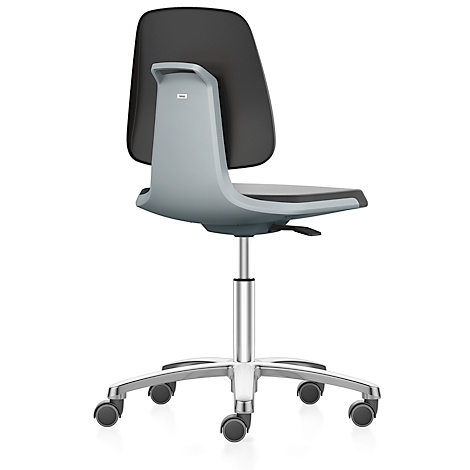 Una silla de oficina fotografiada desde atrás, con respaldo gris, asiento negro y base plateada.