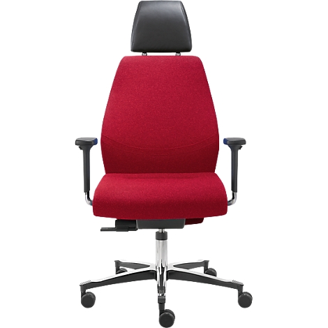 Silla de oficina con tela roja, reposacabezas y reposabrazos negros sobre un marco plateado.