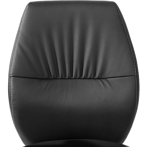 Primer plano del respaldo de una silla de oficina de cuero negro. La superficie está ligeramente acanalada y cosida.