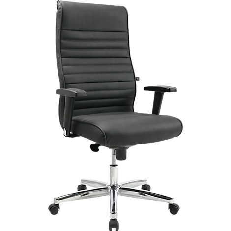 Silla de oficina negra con respaldo alto, reposabrazos y estructura cromada. Sobre ruedas.