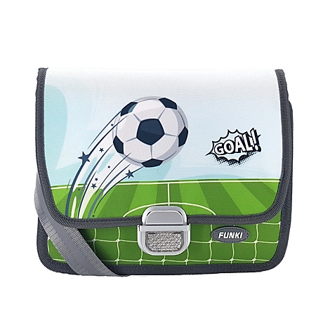Un sac d'école avec un design de football. Impression : un ballon en vol, en dessous "GOAL!". Avec un champ vert, un filet blanc, une bordure grise et une bandoulière.