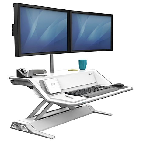 Weißer, höhenverstellbarer Schreibtisch mit zwei Monitoren, Tastatur, Maus und Bürozubehör.