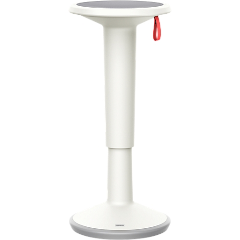 Weißer Stehhocker mit grauem Sitz und Fußring. Roter Gurt zum Tragen. Das Produkt ist vor weißem Hintergrund abgebildet.