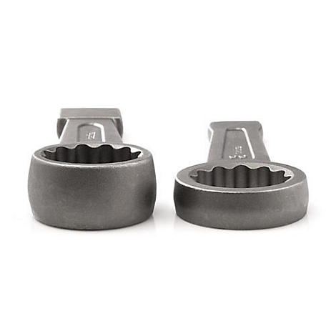 Twee metalen ringsleutels, detailweergave tegen een witte achtergrond. De sleutels hebben een getande binnenring.