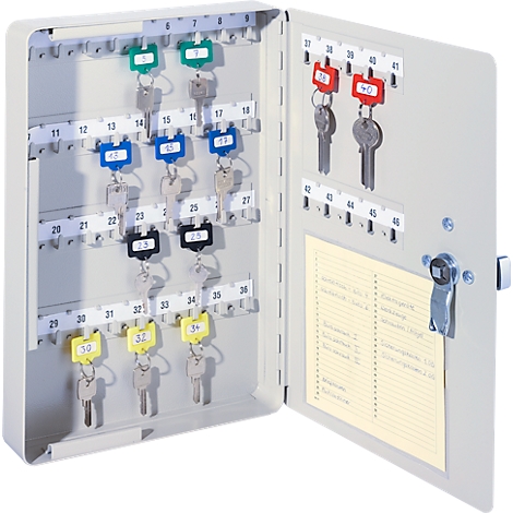 Grijze sleutelkast, open. Sleutels met gekleurde labels hangen aan haken. Nummers staan op de deur, een briefje hangt in de kast.