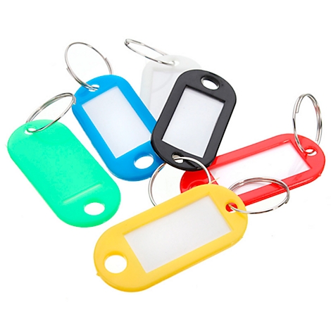 Diverse gekleurde sleutelhangers met beschrijfbare labels.
