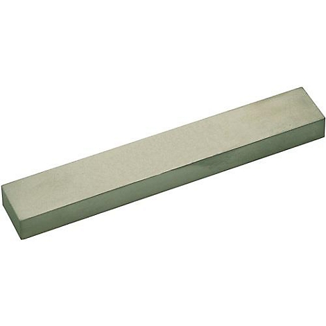 Rechthoekig metalen blok, grijs, lichte schuinte. Het ligt op een witte achtergrond.