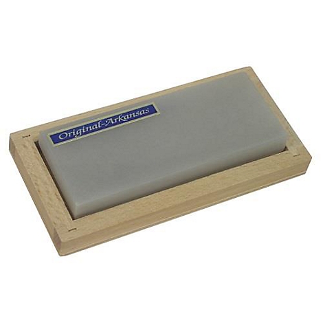 Een grijze slijpsteen met de tekst Original-Arkansas in een houten frame.