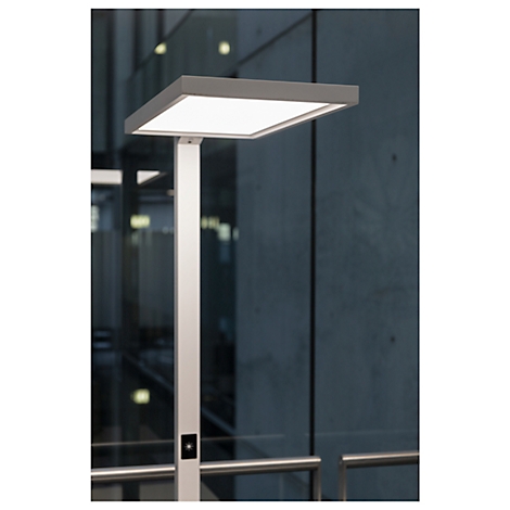 Moderne vloerlamp met vierkante, heldere lampenkap.