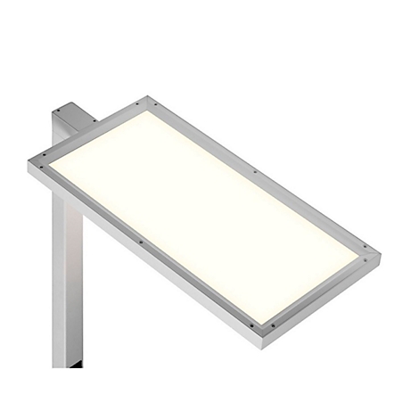 Een zilveren LED-lamp in een rechthoekige vorm, onder een lichte hoek gemonteerd.
