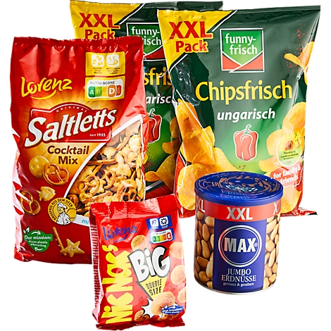 Verschiedene Snackpackungen, darunter Chips und Erdnüsse, in XXL-Verpackungen.