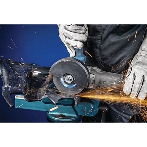 Een persoon slijpt metaal met een haakse slijper onder vonken. Handen in handschoenen houden het gereedschap vast.
