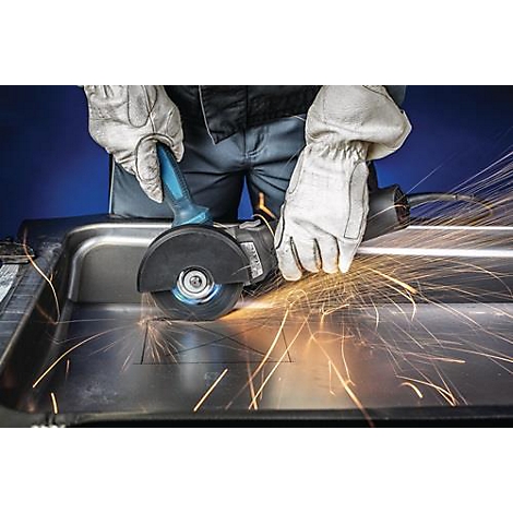 Een vakman snijdt metaal met een haakse slijper. Er vliegen vonken. De man draagt handschoenen.