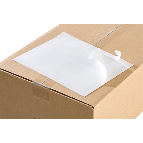 Caja de cartón marrón con una funda adhesiva blanca para documentos, con la película protectora parcialmente retirada.