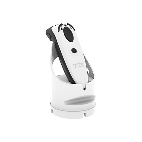 Ein weiß-schwarzes Barcode-Lesegerät in einer weißen Ladeschale. Der Scanner hat einen schwarzen Griff und eine weiße Oberfläche mit einer schwarzen Taste und dem Logo "socket mobile".
