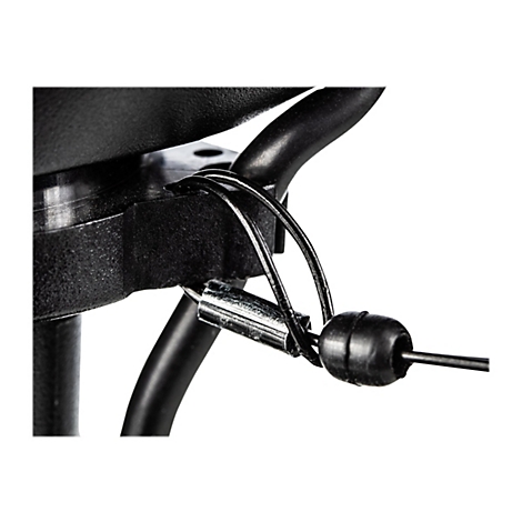 Nahaufnahme eines schwarzen Metallteils mit silberfarbenem Draht und einem schwarzen Gummiteil.