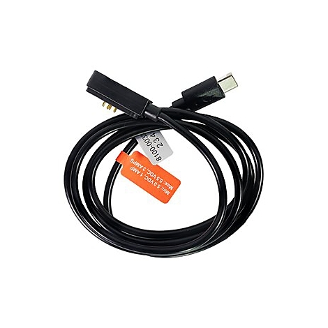 Schwarzes Ladekabel mit Steckern. Auf einem orangefarbenen Etikett stehen Daten zur Stromversorgung. Auf weißem Etikett stehen Zahlen.