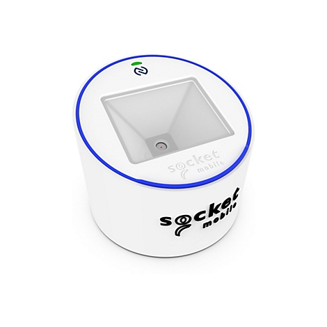Ein weißer, zylindrischer Barcode-Scanner mit blauem Ring. Oben befindet sich ein quadratischer Ausschnitt mit einem roten Punkt. Das Logo "socket mobile" ist aufgedruckt.