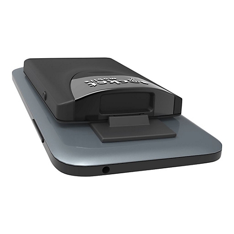 Ein schwarzes Gerät liegt auf einem grauen Smartphone. Auf dem Gerät steht "pocket mobile".