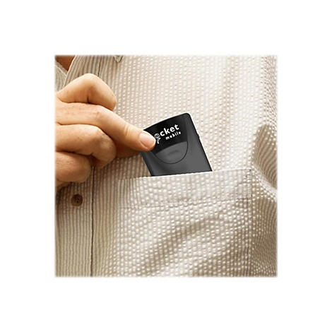 Eine Person steckt ein schwarzes Pocket Mobile-GerÃ¤t in eine Hemdtasche. Der Schriftzug pocket mobile ist zu sehen.