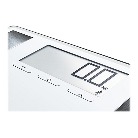 Nahaufnahme des digitalen Displays einer weißen Personenwaage mit 0,0 kg Anzeige und Bluetooth-Symbol.
