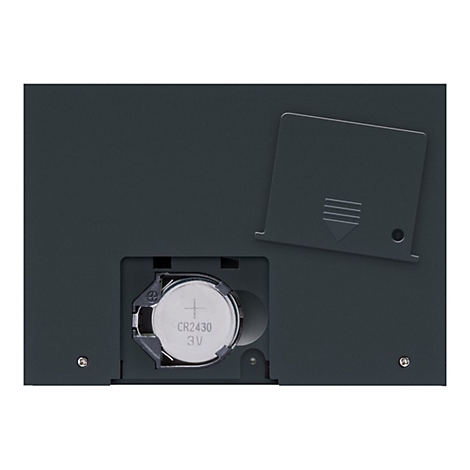 Rückseite eines grauen Geräts mit geöffnetem Batteriefach und eingesetzter CR2430 3V Knopfzelle.