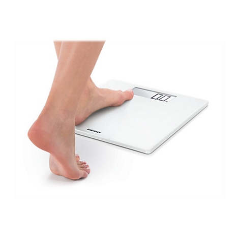 Person steht mit nackten Füßen auf einer weißen, digitalen Soehnle Personenwaage, die 0,0 kg anzeigt.