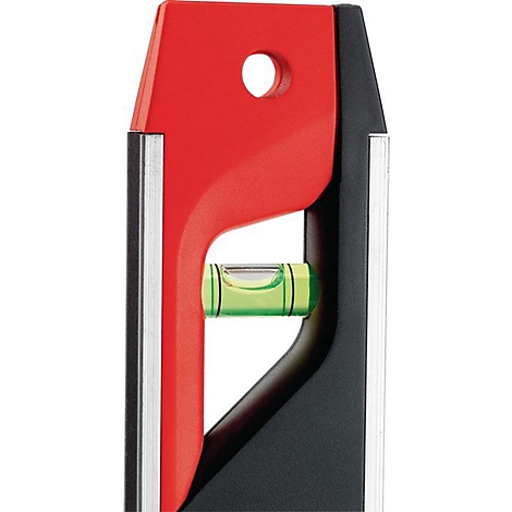 Close-up van een waterpas. Rood, zwart en zilverkleurig frame. Groen, horizontaal kijkvenster met een luchtbel.