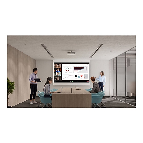 Ein Team bespricht sich in einem Konferenzraum per Videoanruf. Auf der Leinwand sind Diagramme und Teilnehmer zu sehen.