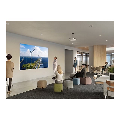 In einem modernen Büro wird ein Bild von Windrädern und Solarmodulen projiziert. Menschen stehen davor.