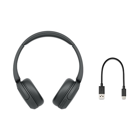 Dunkelgrauer kabelloser KopfhÃ¶rer und ein schwarzes USB-Kabel auf weiÃŸem Hintergrund.
