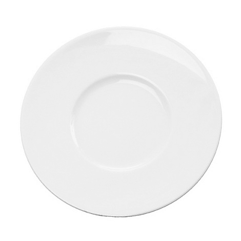 Une assiette blanche et ronde avec un centre légèrement en retrait, sur fond blanc.