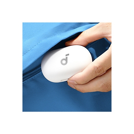 Eine Hand entnimmt einen weißen, ovalen Kopfhörer aus einer blauen Tasche; ein graues Logo ist sichtbar.