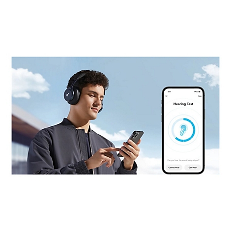 Ein junger Mann mit KopfhÃ¶rern macht einen HÃ¶rtest auf seinem Smartphone. Der Himmel ist blau mit Wolken.